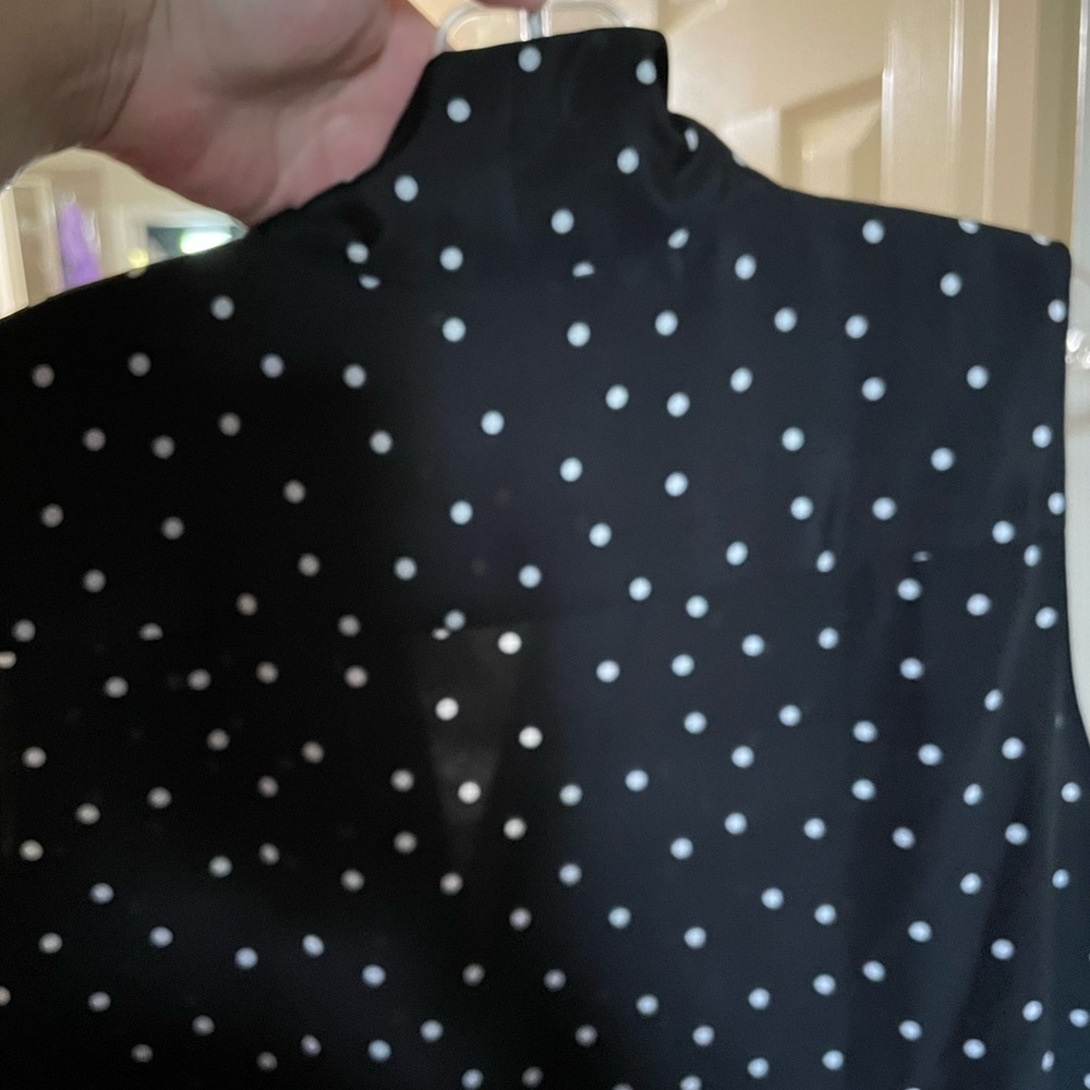 2/$15 Ann Taylor Black with white dots sleeveless top, Sz M - Picture 9 of 15